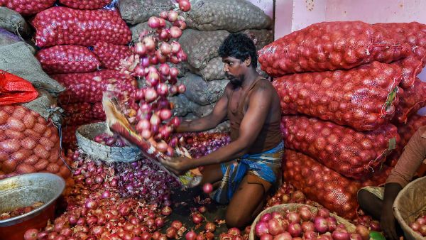 விர்றுன்னு ஏறுது விலை.. அலறி அடித்து ஓட வைக்கும் வெங்காயம்.. கிலோ ரூ.200ஐ தொட்டு அதிரடி!