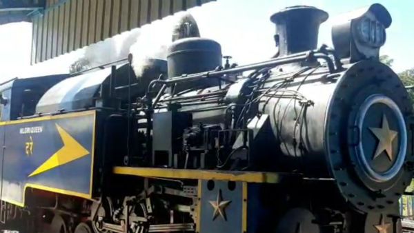 பூவரசம் பூ பூத்தாச்சு.. மீண்டும் ஓடத் தொடங்கியது ஊட்டி மலை ரயில்!