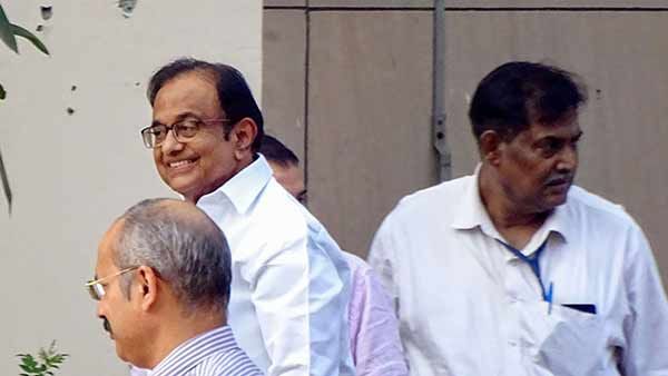 திகார் சிறையில் இருந்து வெளியே வந்தார் ப சிதம்பரம்.. உற்சாக வரவேற்பு