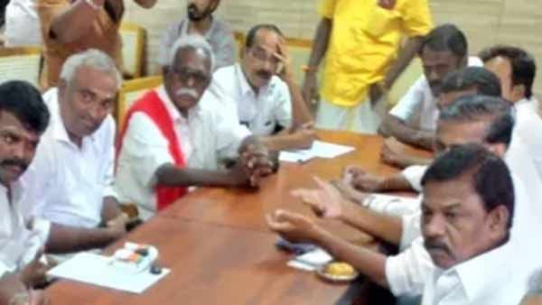 சார் நீங்க சொல்லுங்களேன்.. உள்ளாட்சி தேர்தல் நடக்குமா.. ஆட்சியரிடம் கேட்ட திமுக பிரமுகர்