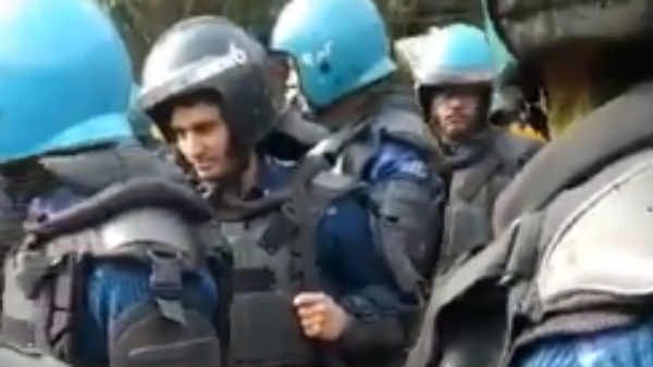 கலவரத்தை தடுக்க மின்சார தகடுடன் கூடிய வன்முறை தடுப்பு கவசங்களுடன் போலீஸ்.. டெல்லியில் ஷாக்!