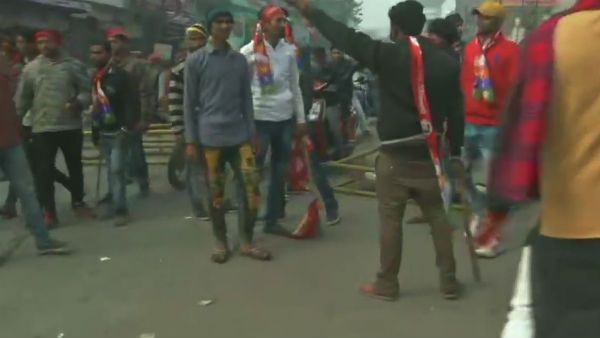 டெல்லி கேட் அருகே வன்முறை.. கல்வீச்சு, கார் மீது தீவைப்பு.. 8 சிறுவர்கள் உள்பட 40 பேர் கைது