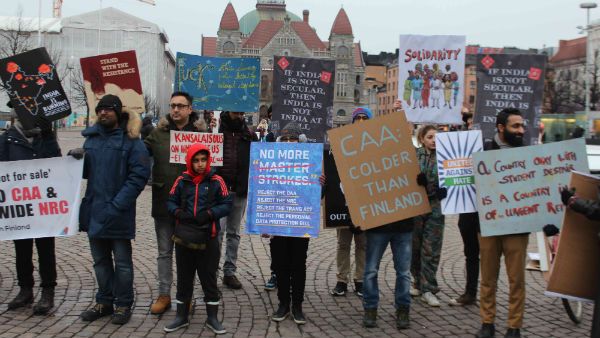 குடியுரிமை சட்ட திருத்தத்துக்கு எதிராக பெல்ஜியம், பின்லாந்தில் இந்திய மாணவர்கள் போராட்டம்