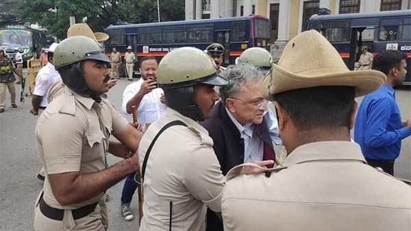 144 தடையுத்தரவு போட்டும் போராட்டம்.. பதற்றத்தில் பெங்களூர்.. ராமச்சந்திர குஹாவை இழுத்து சென்ற போலீஸ்