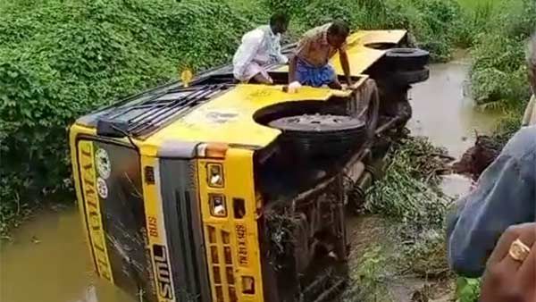 சரியில்லாத சாலை.. கால்வாயில் பாய்ந்த பள்ளி பேருந்து.. திருச்சி அருகே பரபரப்பு