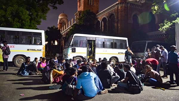 அமைதியாக போராடிய சென்னை பல்கலைக்கழக மாணவர்கள்.. இரவோடு இரவாக கைது செய்த போலீஸ்.. பரபரப்பு!