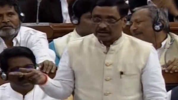 குடியுரிமை சட்ட திருத்த மசோதா.. அவர்களையும் சேருங்க.. இலங்கை அகதிகளுக்காக குரல் கொடுத்த சிவசேனா!