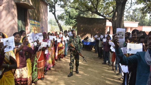 ஜார்க்கண்ட் 3-வது கட்ட சட்டசபை தேர்தல்.. ஓட்டுப்போட்ட தோனி