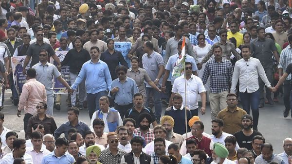 ஒருவாரமாக ஓயவில்லை.. மே.வங்கத்தில் மாணவர்கள், அரசியல் கட்சிகள் அலைஅலையாக போராட்டங்கள்!