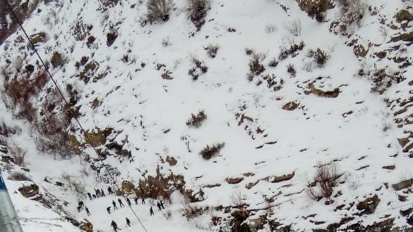 காஷ்மீர் பனிச்சரிவு.. பனியில் சறுக்கி பாக். எல்லையில் விழுந்த இந்திய ராணுவ வீரர்.. தேடுதல் வேட்டை!