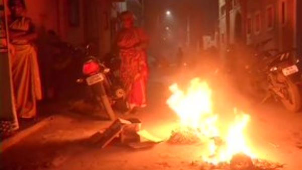 போகி கொண்டாட்டம்... சென்னையில் எதிரே வரும் வாகனங்கள் தெரியாத அளவுக்கு புகை.. வாகன ஓட்டிகள் அவதி