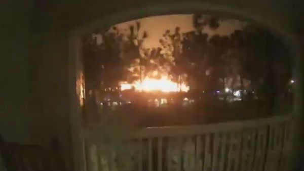 அமெரிக்காவின் ஹூஸ்டன் நகரில் பயங்கரமாக வெடித்து சிதறிய ஆலை.. வீடுகளும் சேதம்