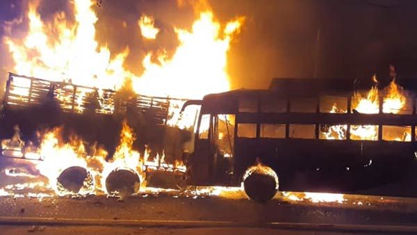 அலறியபடியே.. தீயில் கருகிய 20 பேர்.. சரக்கு லாரி - சொகுசு பஸ் விபத்தில் விபரீதம்.. உபியில் ஷாக்!