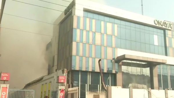 டெல்லி தொழிற்சாலையில் பயங்கர தீவிபத்து- தீயணைப்பு வீரர் ஒருவர் பலி- 14 பேர் படுகாயம்