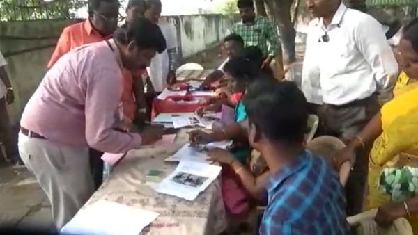 மாப்ளே.. நான் ரெடி.. நீ ரெடியா.. ஜல்லிக்கட்டு டோக்கன் வாங்கிவிட்டு கண் சிமிட்டும் காளைகள்!