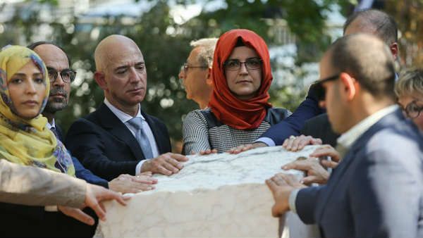 ஜமால்.. சமாதி மீது கைவைத்து உருகிய அமேசான் அதிபர் பெஸோஸ்.. சவுதி சல்மானுக்கு ரகசிய வார்னிங்!