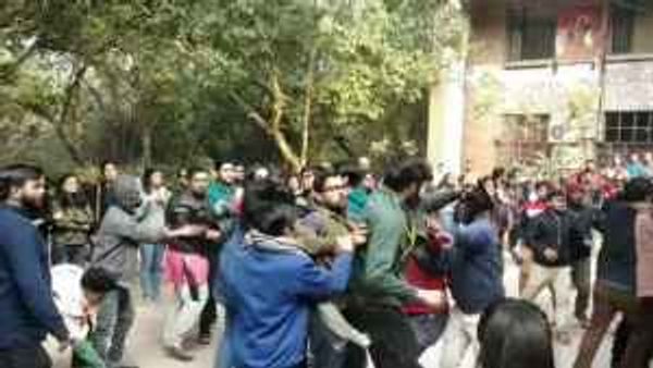 ஜே.என்.யூ. வன்முறைகளில் ஏபிவிபி, இடதுசாரி மாணவர்கள் ஈடுபட்டனர்- இந்தியா டுடே; ஏபிவிபி மறுப்பு