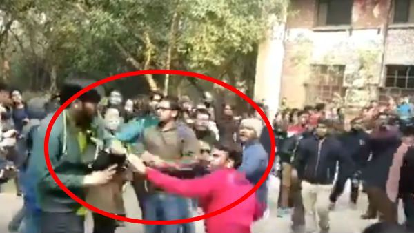 அந்த சிவப்பு சட்டை.. ஜேஎன்யூ மாணவர்களை தாக்கிய ஏபிவிபி.. கையும் களவுமாக சிக்கிய நபர்.. பகீர் உண்மை!