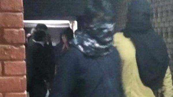 2 ஞாயிற்றுக்கிழமைகள்.. 3 பல்கலைகளில் ரத்த வெள்ளம்.. அப்போது போலீஸ்.. இப்போது முகமூடி நபர்கள்!