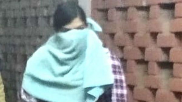 கட்டம் போட்ட சட்டை, நீல முகமூடி, கையில் கட்டை.. ஜேஎன்யூ வீடியோவில் இருந்த பெண் அடையாளம் தெரிந்தது