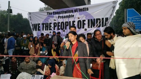 தீபிகா படுகோனுக்கு ஆதரவு தெரிவிக்க இந்தி திரைப்படங்களை பார்க்க வேண்டும்... கனிமொழி