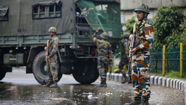 குடியரசுத் தினத்தில் தாக்க திட்டம்.. காஷ்மீரில் தீவிரவாதிகள் 5 பேர் கைது.. அசம்பாவிதம் முறியடிப்பு!