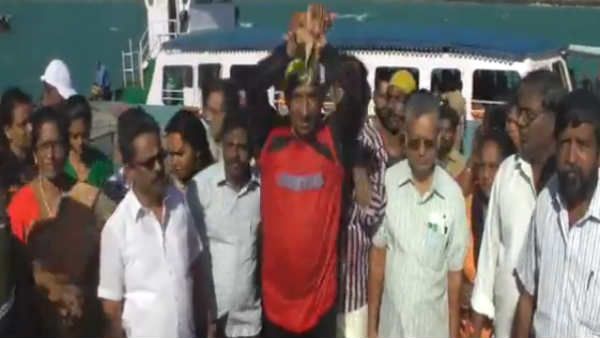 கை, கால்களை கட்டியபடி.. ஒரு நீச்சல் சாதனை.. கடலில்.. ஒரு கிலோமீட்டர் தூரத்துக்கு!