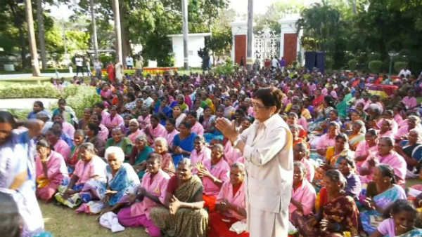 தர்பார் பாடலுக்கு ஆட்டம் போட்ட கிரண்பேடி.. புதுவை ஆளுநர் மாளிகையில் செம பொங்கல்.. !