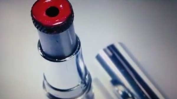 பெண்களே இந்த நியூஸ் உங்களுக்குத் தான்.. இனி யாராவது கிட்ட வந்தா.. ‘லிப்ஸ்டிக்’க வச்சே சுட்டுடுங்க!