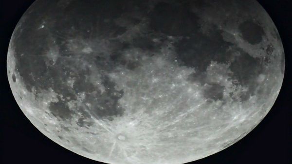 இரவு தொடங்கிய ஓநாய் சந்திரகிரகணம் இன்று அதிகாலை வரை நீடிப்பு.. 2020ன் முதல் கிரகணம் இது!