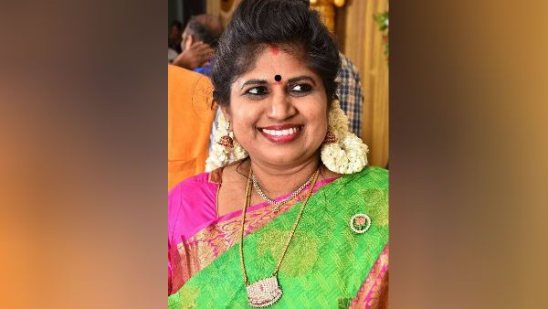 கலர்புல் டிரஸ்.. கலக்கல் ஹேர்ஸ்டைல்.. எல்லாம் சரி... அதிரடி அரசியலுக்கு சரிபட்டு வருவாரா மஹாலட்சுமி