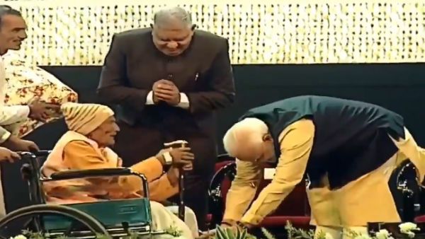 கொல்கத்தா துறைமுக விழா: 105 வயது ஓய்வூதியதாரரின் காலை தொட்டு வணங்கிய பிரதமர் மோடி