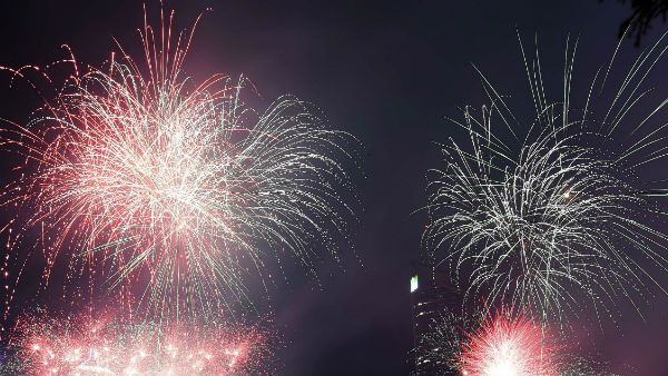 பிறந்தது 2020 புத்தாண்டு.. சென்னை உட்பட நாடு முழுக்க வான வேடிக்கைகளுடன் மக்கள் கொண்டாட்டம்