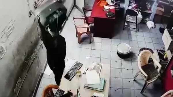 முகத்தை கர்சீப்பால் மூடி.. ரூமில் பணத்தை சிதறவிட்டு.. யார் இவர்.. வெளியானது டோல்கேட் சிசிடிவி காட்சி