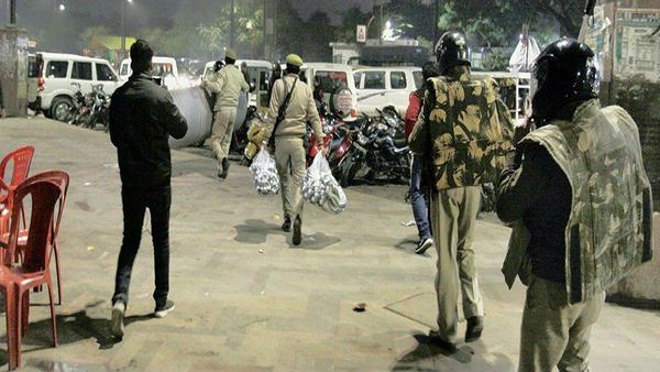 சி.ஏ.ஏ.வுக்கு எதிரான கடும் குளிரில் பெண்கள் தொடர் போராட்டங்கள்... உடைமைகளை போலீசார் பறித்தாக புகார்