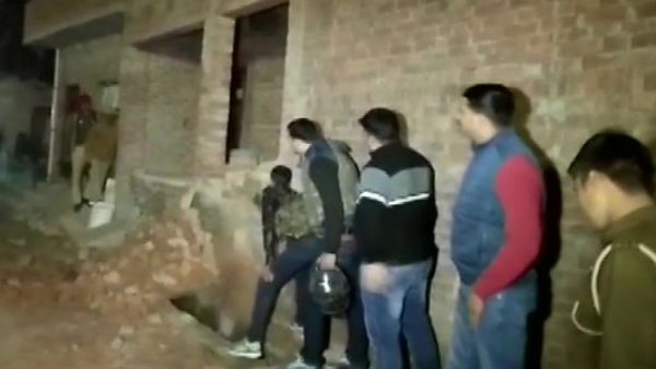 பிணையக் கைதியாக 20 குழந்தைகள்.. கொலையாளி மிரட்டல்.. சுற்றி வளைத்த போலீஸ்.. கடும் சண்டை.. உ.பி.யில்