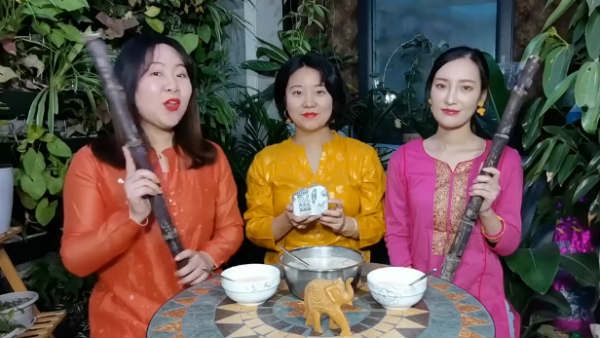 தித்திக்க தித்திக்க சீன பெண்களின் பொங்கலோ பொங்கல்!