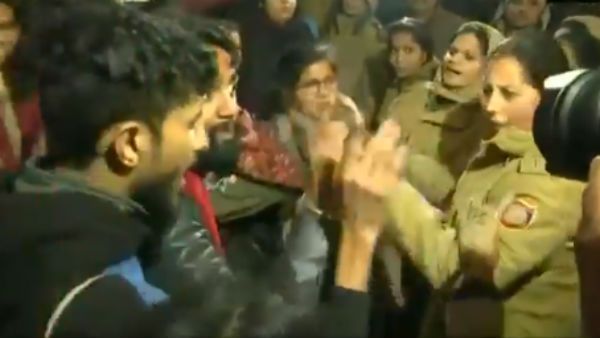 துணைவேந்தரை பதவி நீக்கம் செய்ய கோரி ஜனாதிபதி மாளிகை பேரணி- ஜே.என்.யூ. மாணவர்கள் கைது