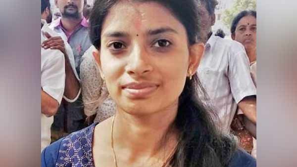 Exclusive: இப்போதைக்கு அரசியல் கட்சியில் சேர மாட்டேன்.. 21 வயது ஊராட்சி தலைவி சந்தியாராணி அதிரடி!