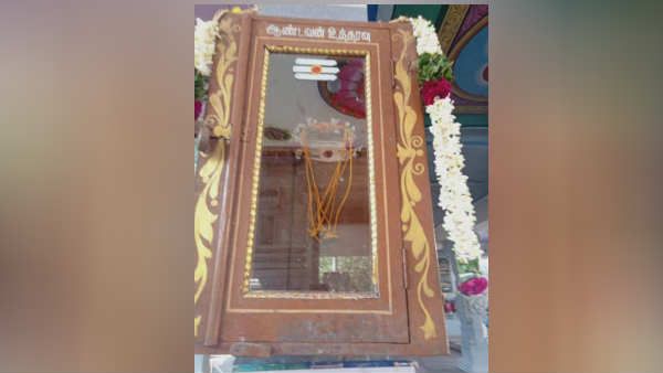 சிவன்மலை ஆண்டவர் உத்தரவுப் பெட்டியில் மஞ்சள் தாலி கயிறு  வைத்து பூஜை 
