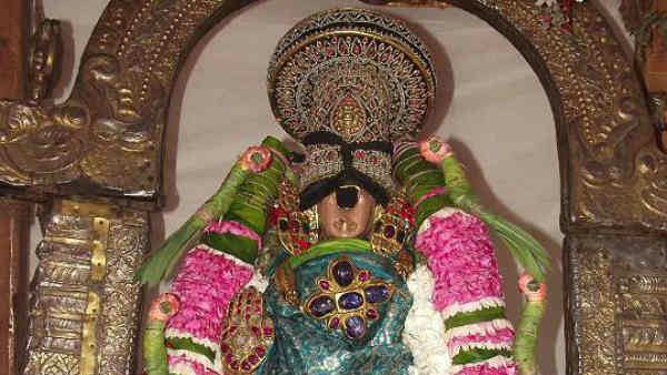 ஸ்ரீரங்கத்தில் மோகினி அலங்காரத்தில் எழுந்தருளிய நம்பெருமாள்... நாச்சியாரை தரிசித்த பக்தர்கள்