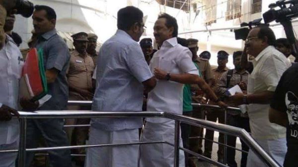 என்னதான் பகை இருந்தாலும் நேரில் பார்த்தவுடன் கைகுலுக்கி ஹேப்பி நியூ இயர் சொன்ன ஸ்டாலின்- டிடிவி