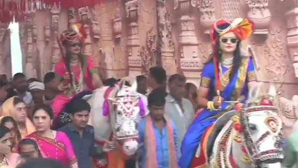 கல்யாணம் முடிஞ்சு மாமியார் வீட்டுக்கு மருமகள்கள்.. சாரி.. அக்கா தங்கை கொடுத்த மாஸ் என்ட்ரி!