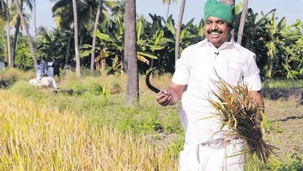 நெல் அறுவடை செய்யும் எடப்பாடி பழனிசாமியின் போட்டோ- வெங்கையா நாயுடு பாராட்டு