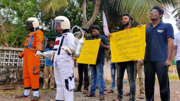 ரோடு பூரா ஒரே ஓட்டை.. சாலையில் நடந்த 