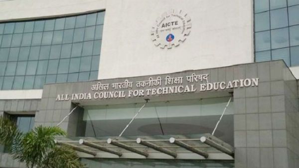 காத்து வாங்கும் இன்ஜினியரிங் காலேஜ்கள்.. போதும்ப்பா.. 2 வருடங்களுக்கு தொழில்நுட்ப கல்லூரி துவங்க தடை