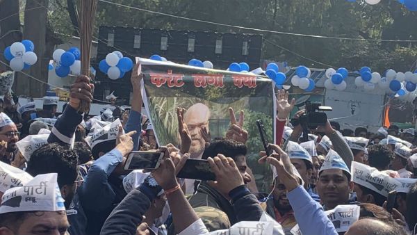 ஏதோ கரண்ட் ஷாக்குன்னு சொன்னீங்களே.. எப்படி இருக்கு அமித் ஷா ஜி? போஸ்டர் ஒட்டி கலாய்க்கும் ஆம் ஆத்மி