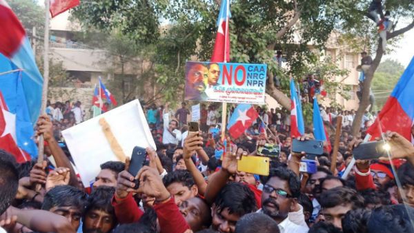 குலுங்கிய திருச்சி.. விடுதலை சிறுத்தைகள் தேசம் காப்போம் பேரணி.. ஆயிரக்கணக்கானோர் பங்கேற்பு