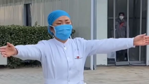 கொரோனா வைரஸ் படுத்தும்பாடு.. தாய்- மகளுக்கிடையே பாச போராட்டம்.. காற்றில் கட்டி அணைத்து நெகிழ்ச்சி