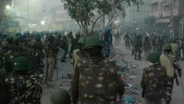 கட்டுமீறிச் சென்ற கலவரம்.. டெல்லியின் 4 இடங்களில் ஊரடங்கு உத்தரவு.. கண்டதும் சுட உத்தரவு